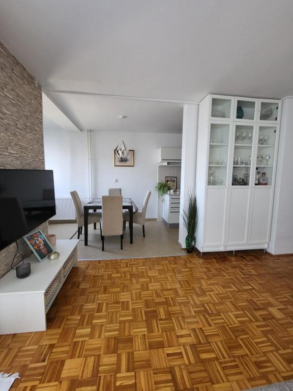 Dolly Apartment Airport - 2