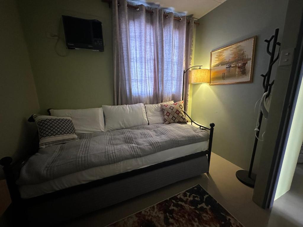 Postel nebo postele na pokoji v ubytování MisyEdz Homes Clark Dau