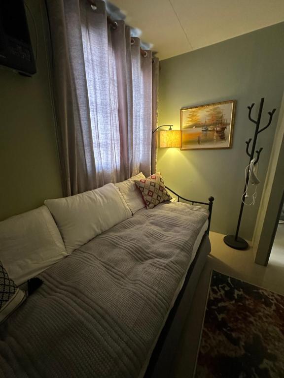 Postel nebo postele na pokoji v ubytování MisyEdz Homes Clark Dau