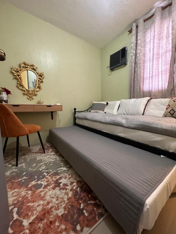Postel nebo postele na pokoji v ubytování MisyEdz Homes Clark Dau