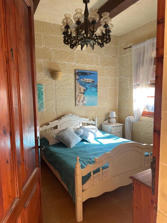 Postel nebo postele na pokoji v ubytování Gozo Sunset Farmhouse