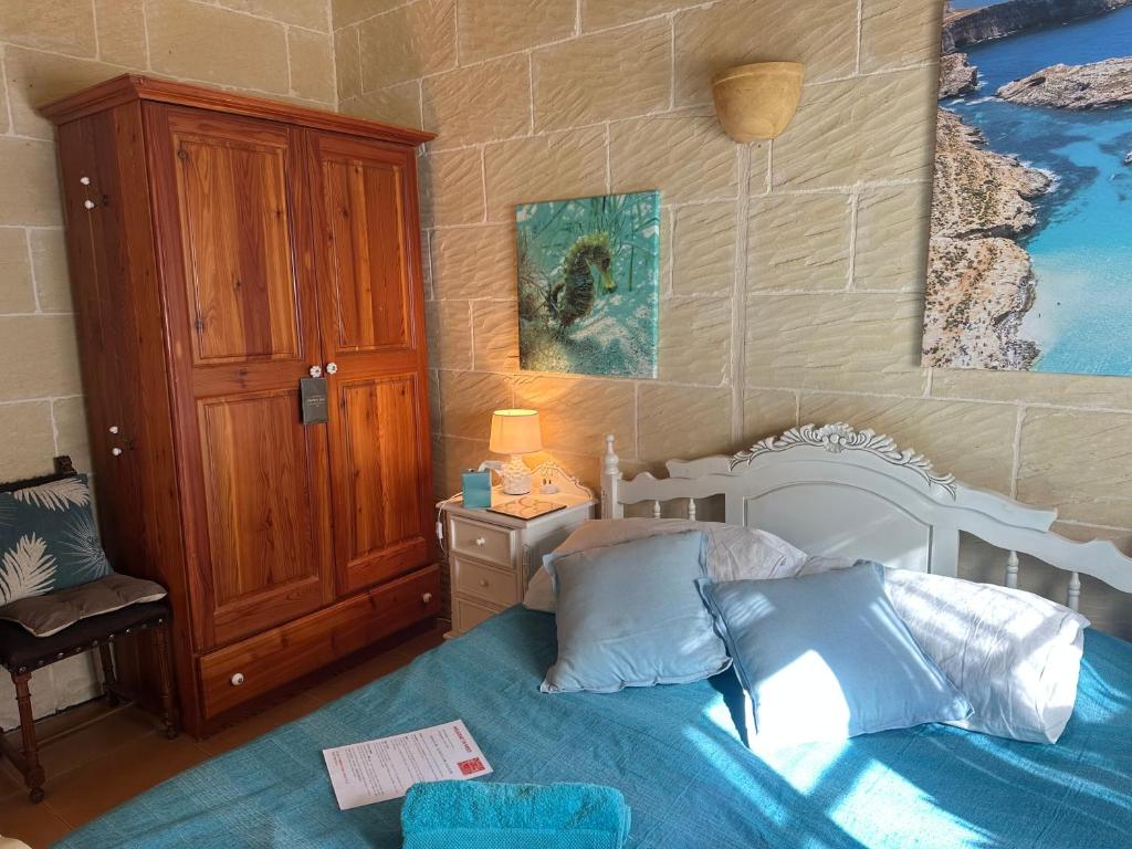 Postel nebo postele na pokoji v ubytování Gozo Sunset Farmhouse