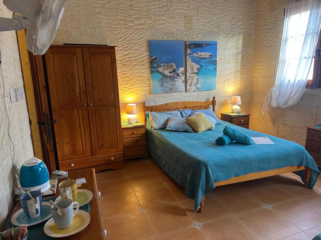 Postel nebo postele na pokoji v ubytování Gozo Sunset Farmhouse