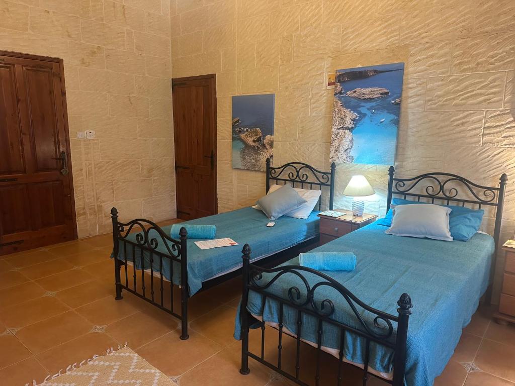 Postel nebo postele na pokoji v ubytování Gozo Sunset Farmhouse