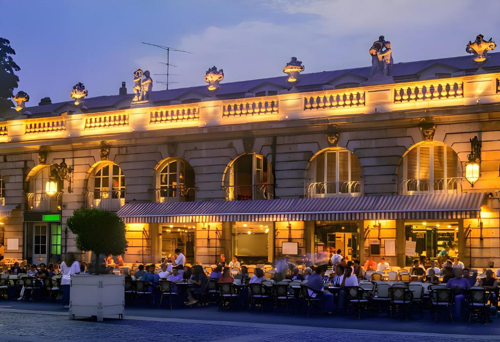 En restaurant eller et andet spisested på Nancy Cozy Lodge