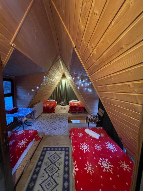 Postel nebo postele na pokoji v ubytování Wooden Huts In Mestia