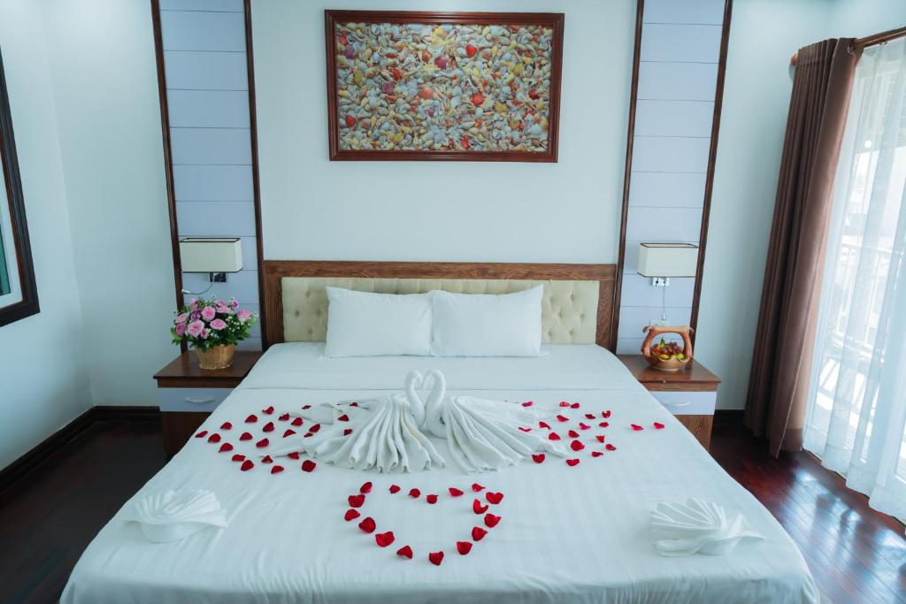Postel nebo postele na pokoji v ubytování Vientiane Ruby Riverside Hotel