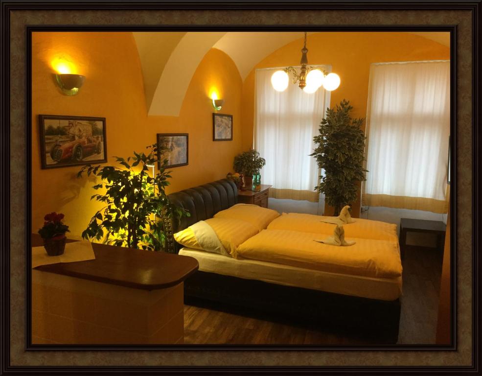 Postel nebo postele na pokoji v ubytování Centrum Tiffany Pension