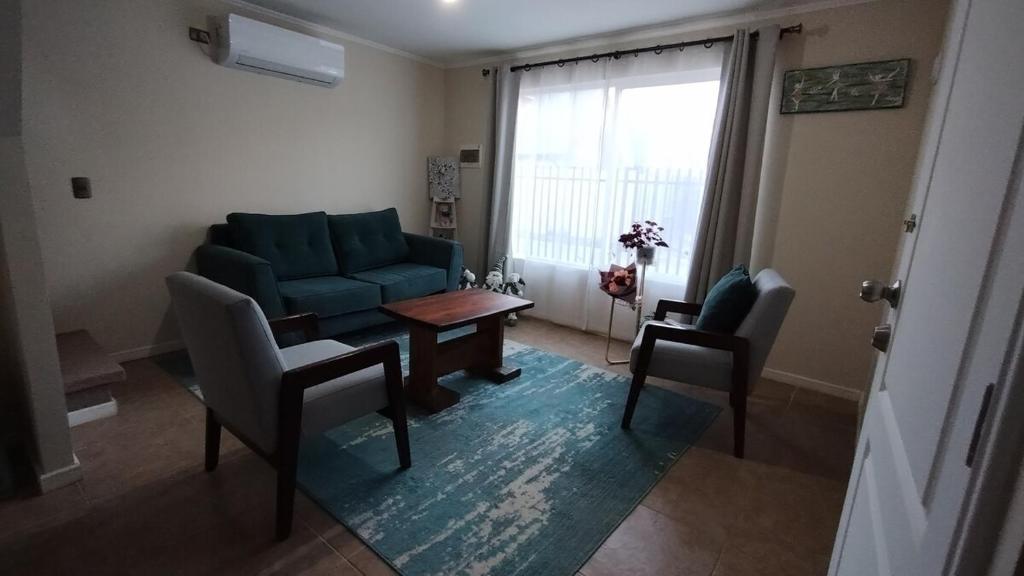 a living room with a couch and a table and chairs at arriendo casa independiente en Valdivia in Valdivia