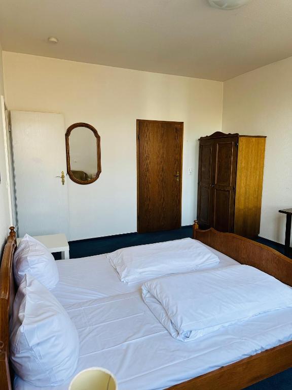 Postel nebo postele na pokoji v ubytování Badischer Hof Hotel