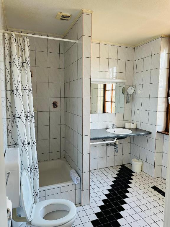 Koupelna v ubytování Badischer Hof Hotel