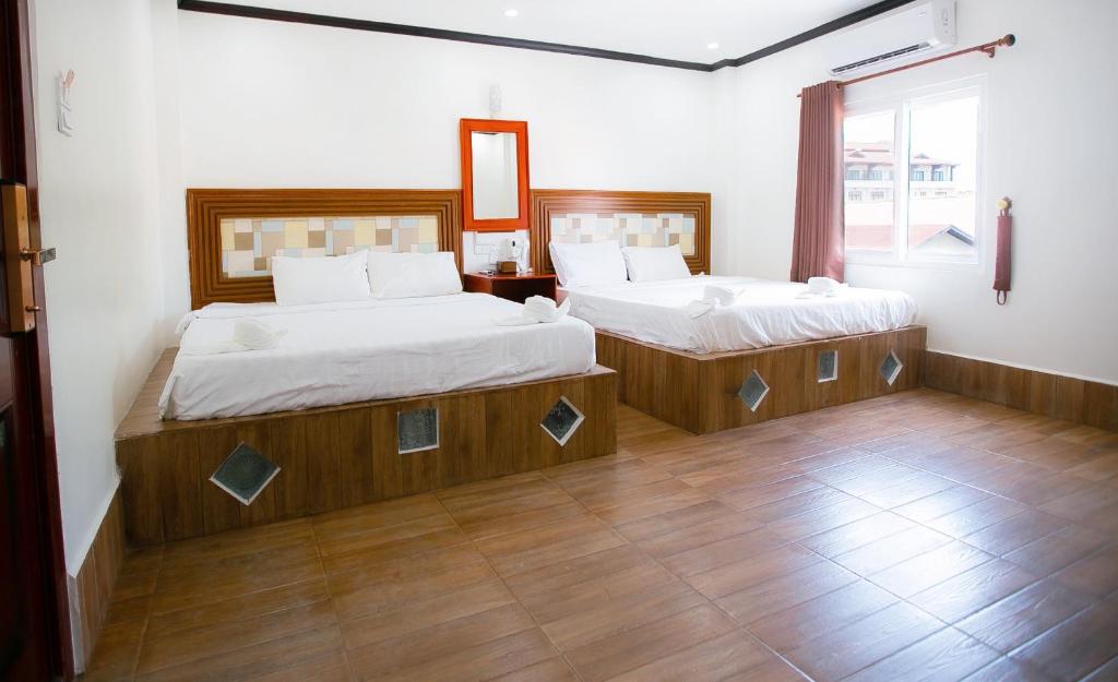 Vientiane Ruby Riverside Hotel - Quadruple Room