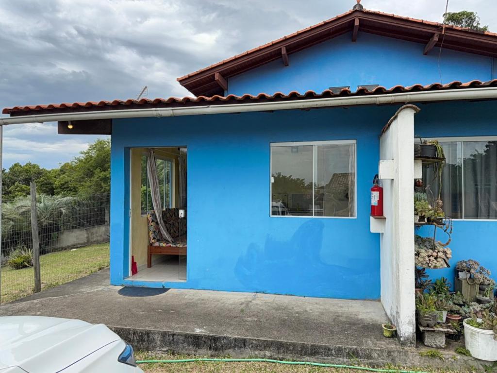 a blue house with the door open at Rosa blue in Imbituba