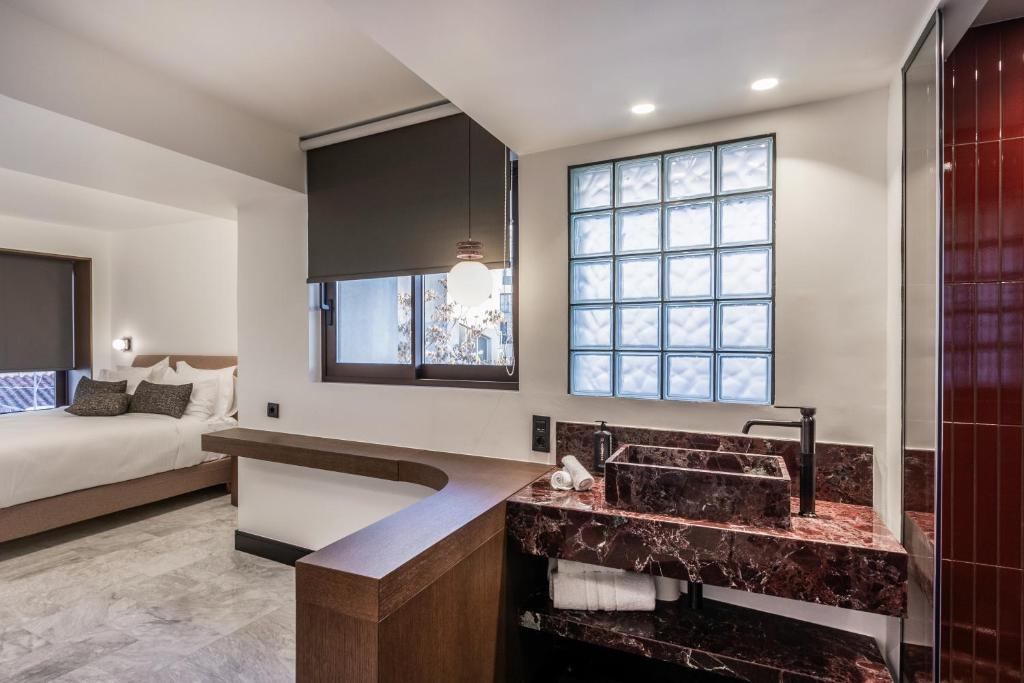 Postel nebo postele na pokoji v ubytování L'Avventura Suites