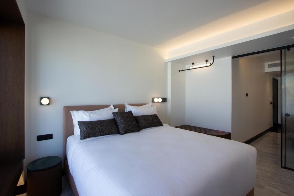 Postel nebo postele na pokoji v ubytování L'Avventura Suites