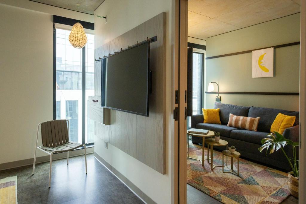 Moxy Portland Downtown photo