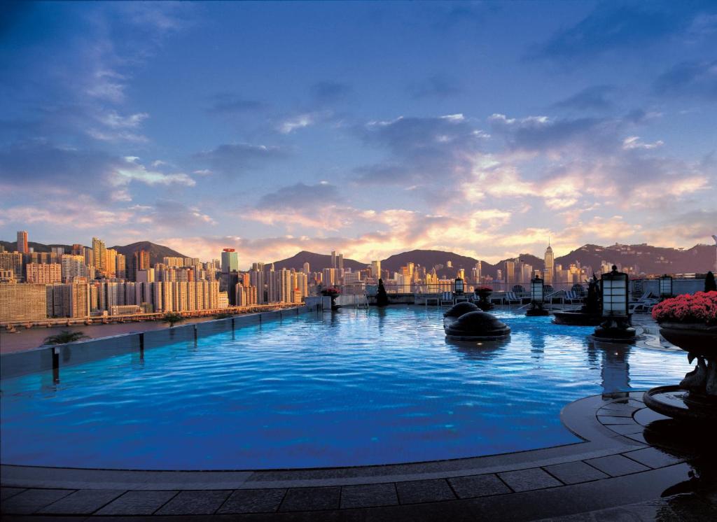 Bazén v ubytování Harbour Grand Kowloon nebo v jeho okolí