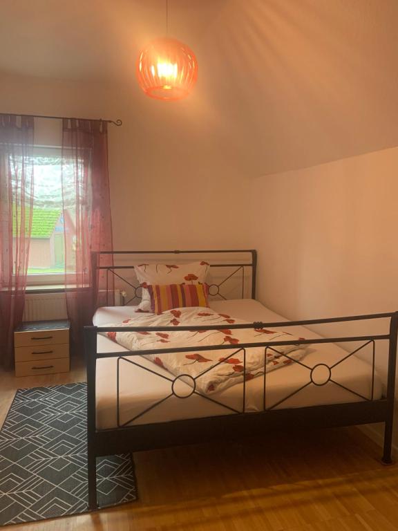 a bedroom with a bed with a light on the ceiling at Ferien- und Monteurwohnungen Wendischbrome in Jübar
