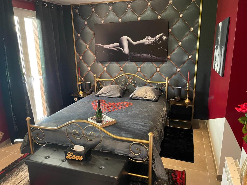 Postel nebo postele na pokoji v ubytování Love Room LA FABULEUSE