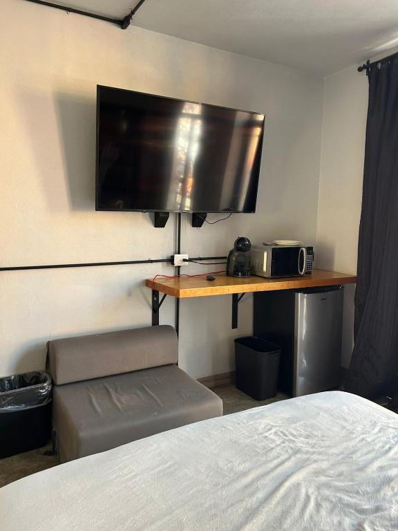 TV a/nebo společenská místnost v ubytování Suites Santa Noche & Spa