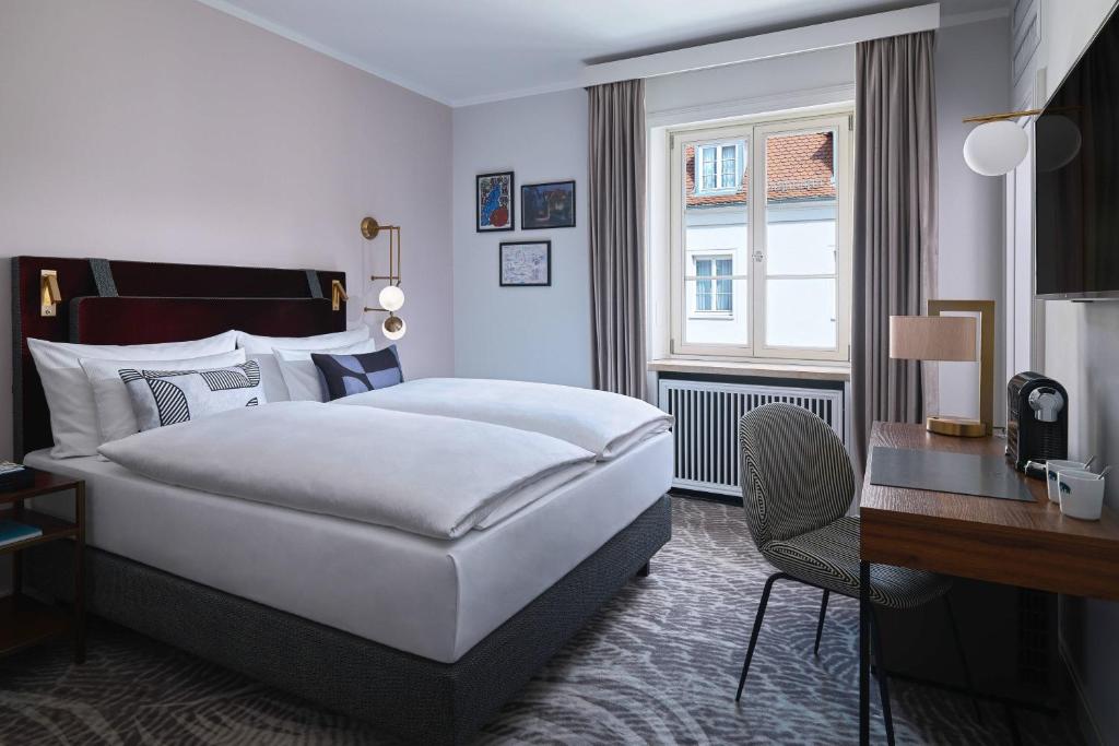 Ένα ή περισσότερα κρεβάτια σε δωμάτιο στο Hotel Elephant Weimar, Autograph Collection