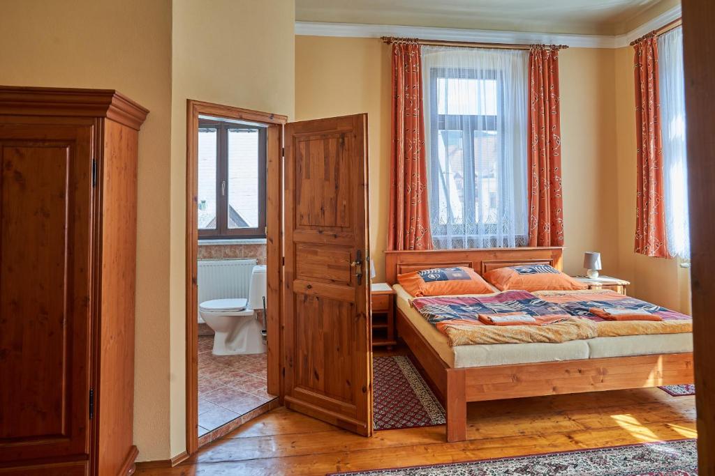 Postel nebo postele na pokoji v ubytování Pension Ulrika - ubytování pod hradem Loket