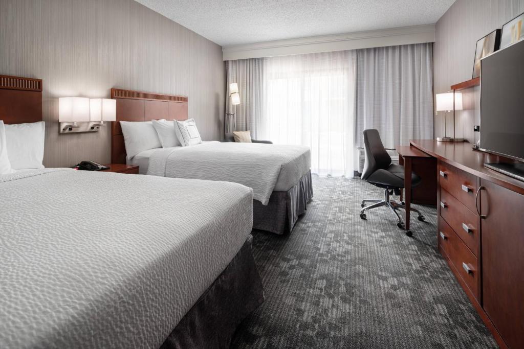 Postel nebo postele na pokoji v ubytování Courtyard by Marriott Boulder