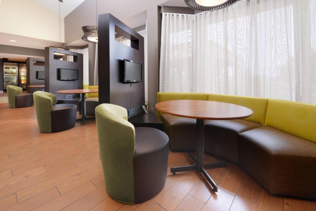 Posezení v ubytování Courtyard by Marriott Boulder