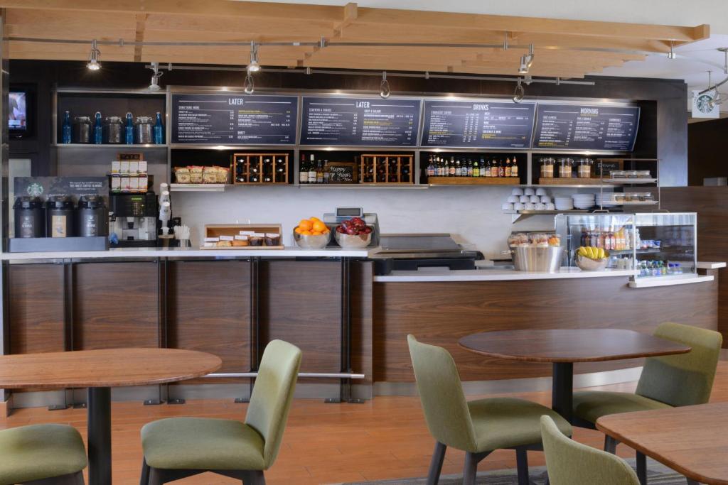 Nápoje v ubytování Courtyard by Marriott Boulder