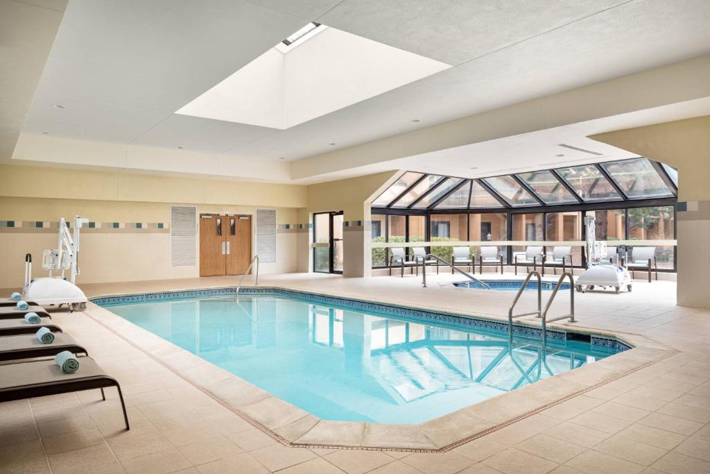 Bazén v ubytování Courtyard by Marriott Boulder nebo v jeho okolí