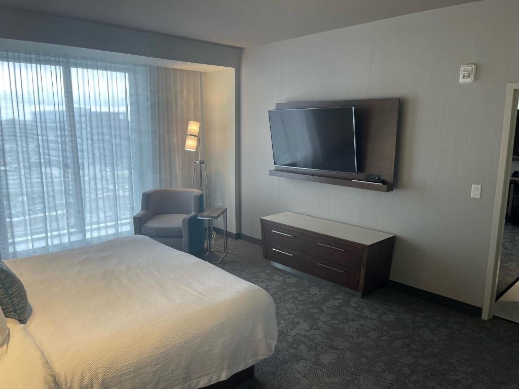 TV a/nebo společenská místnost v ubytování Courtyard by Marriott Montreal Brossard