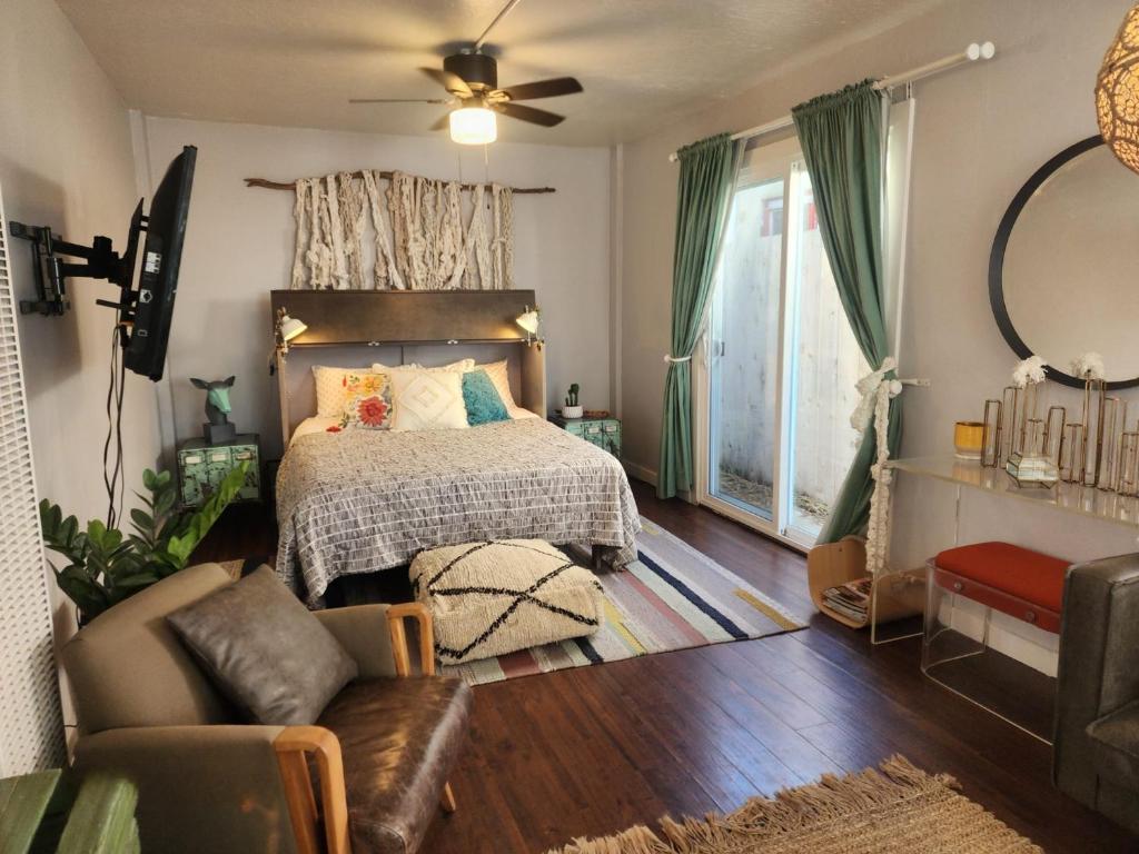 Un dormitorio con una cama y una sala de estar. en Urban Beach Getaway 2, en San Diego