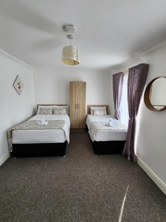 Postel nebo postele na pokoji v ubytování Bright elegant room park view