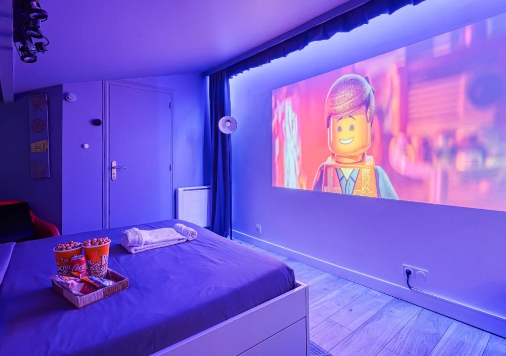 Postel nebo postele na pokoji v ubytování Loft Premium - Rétro Gaming & Cinéma - Centre Melun