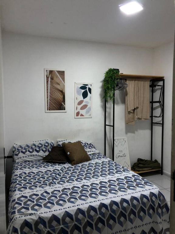 une chambre avec un lit avec une couette bleue et blanche dans l'établissement Loft House kalleb, à Aracaju
