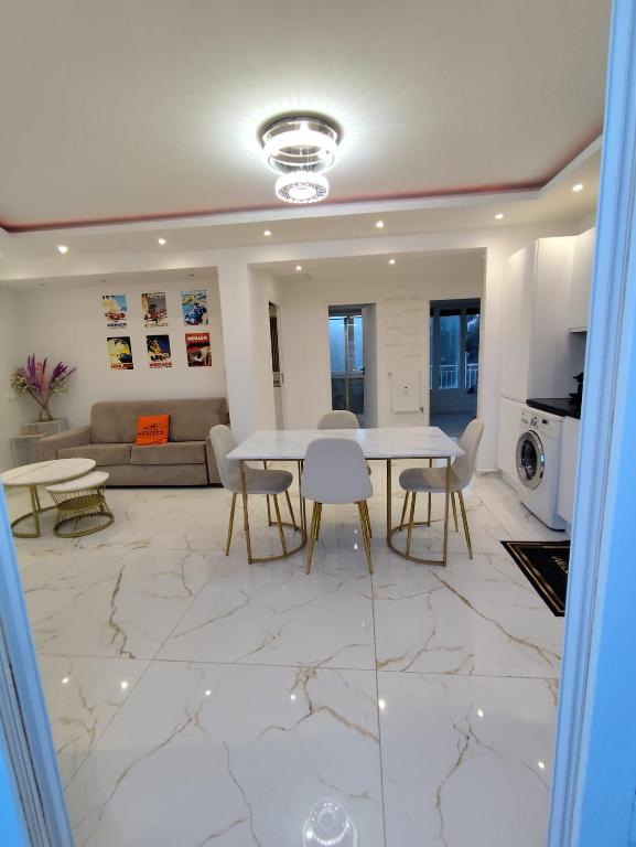 une cuisine et un salon avec une table et des chaises dans l'établissement Cozy appartment downtown Nizza 2 Bedroom 1 min Beach 1 min tramway 10min airport air conditionner, à Nice