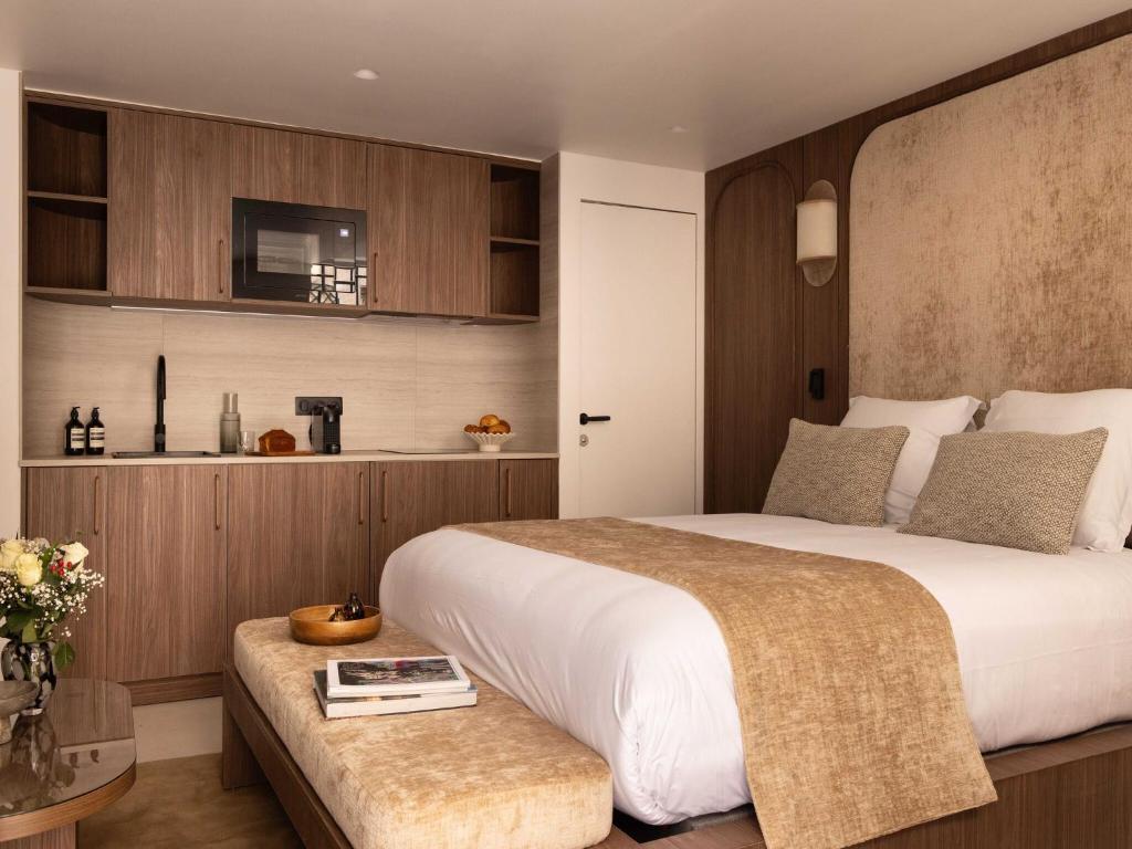 une chambre d'hôtel avec un grand lit et une table dans l'établissement Beautiful Studio with AC - 2P - Marais, à Paris