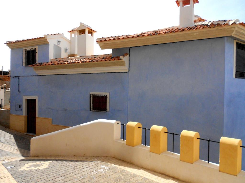 塞埃欣的住宿－Casa Rural Ortega Rubio，前面有栅栏的蓝色建筑