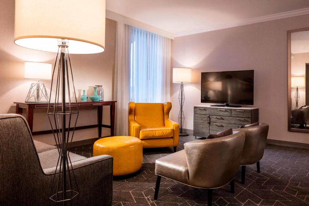 TV a/nebo společenská místnost v ubytování Renaissance Providence Downtown Hotel