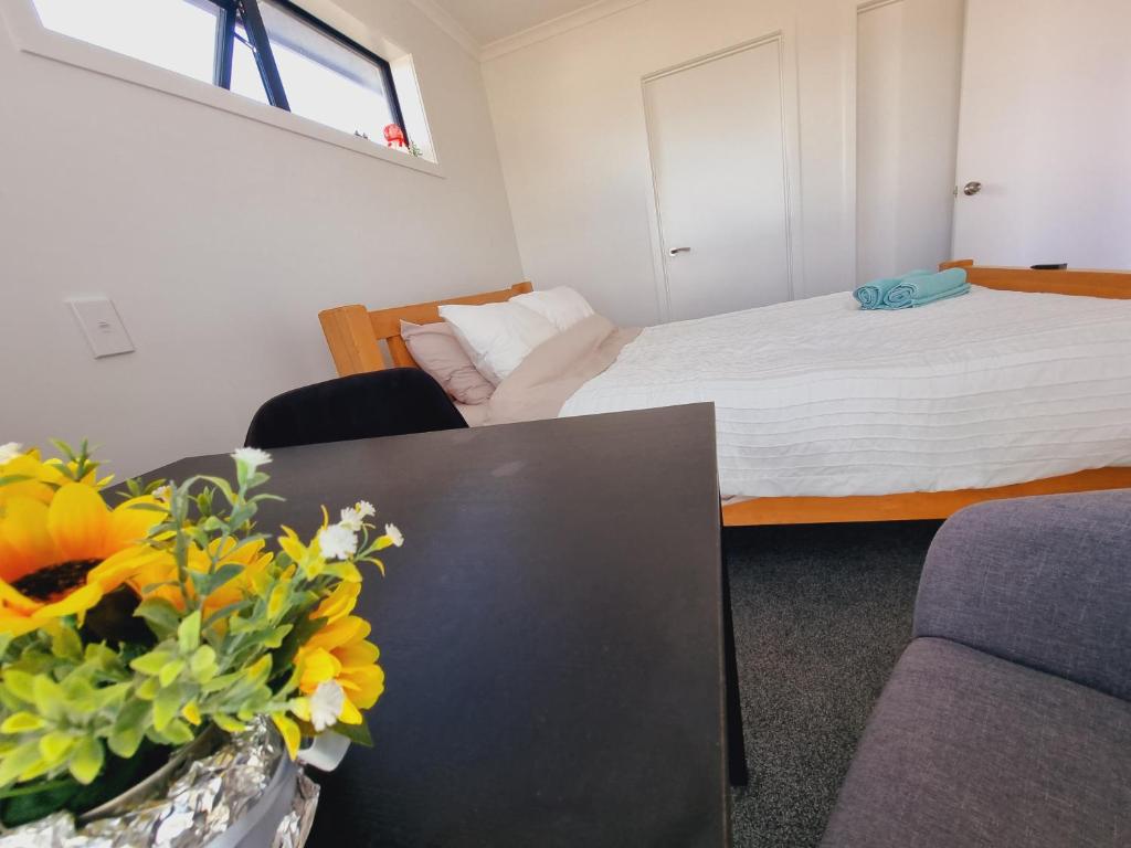 Postel nebo postele na pokoji v ubytování The Red Door Homestay