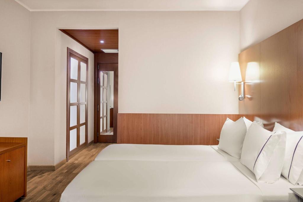 Кровать или кровати в номере AC Hotel Genova by Marriott