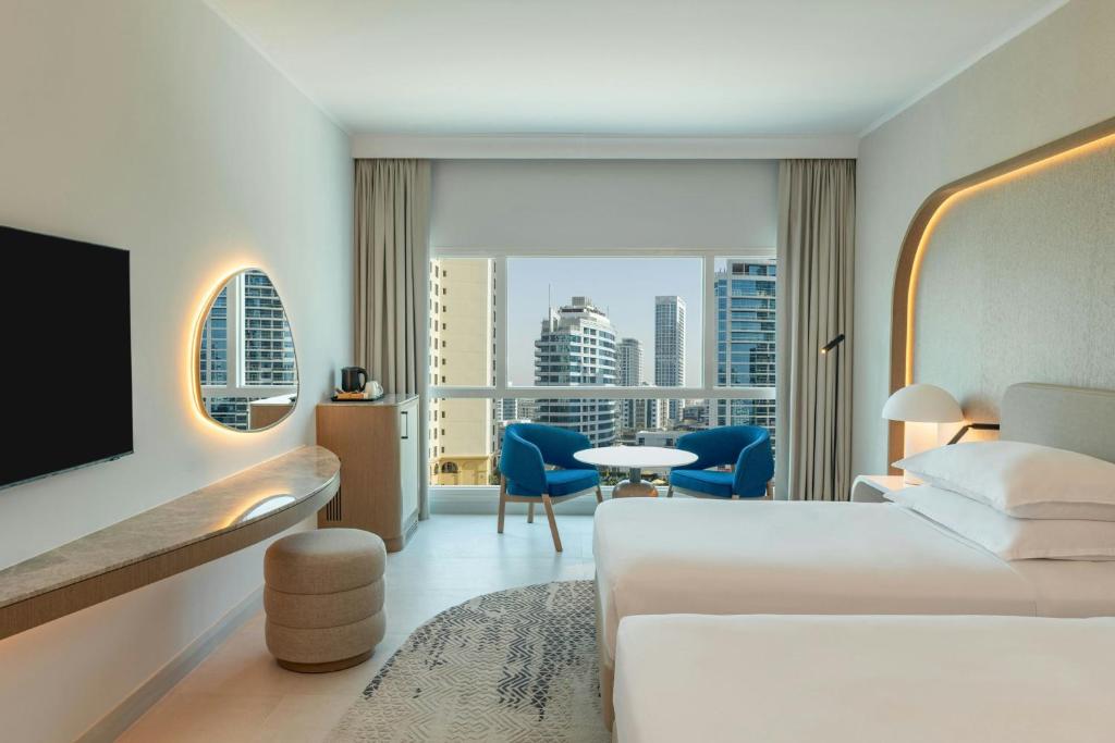 Postel nebo postele na pokoji v ubytování Sheraton Jumeirah Beach Resort