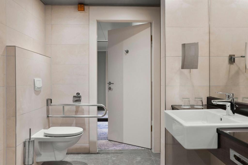 Uma casa de banho em Courtyard by Marriott Linz