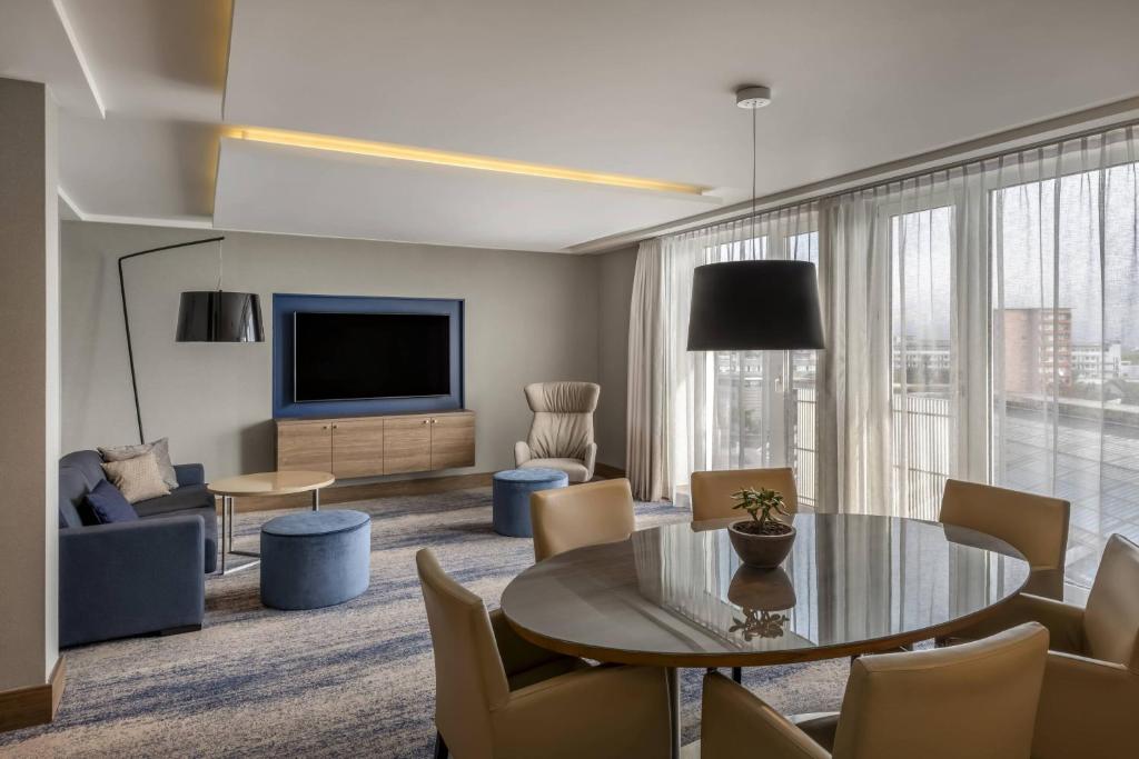Uma televisão e/ou sistema de entretenimento em Courtyard by Marriott Linz