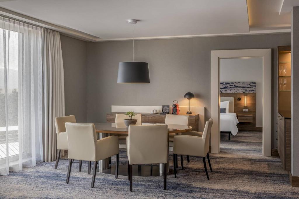 Uma área de estar em Courtyard by Marriott Linz
