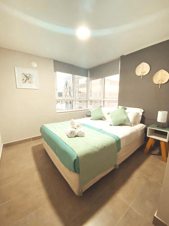 ein Schlafzimmer mit großem Bett und Fenster in der Unterkunft Bello departamento en el centro de Temuco in Temuco