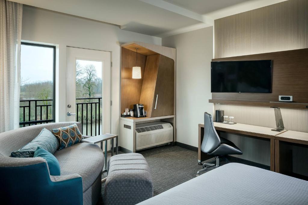 Postel nebo postele na pokoji v ubytování Courtyard by Marriott Corvallis