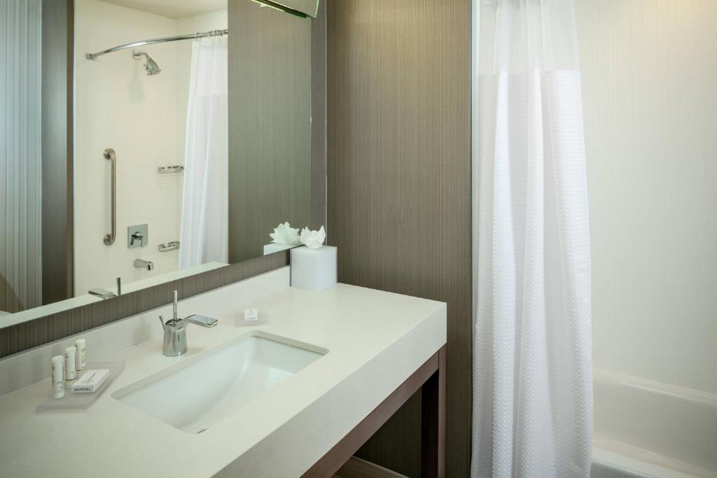 Koupelna v ubytování Courtyard by Marriott Corvallis