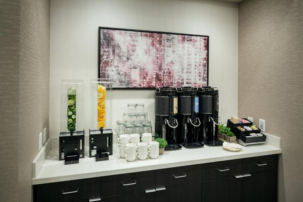 Příslušenství pro přípravu čaje a kávy v ubytování Courtyard by Marriott Corvallis