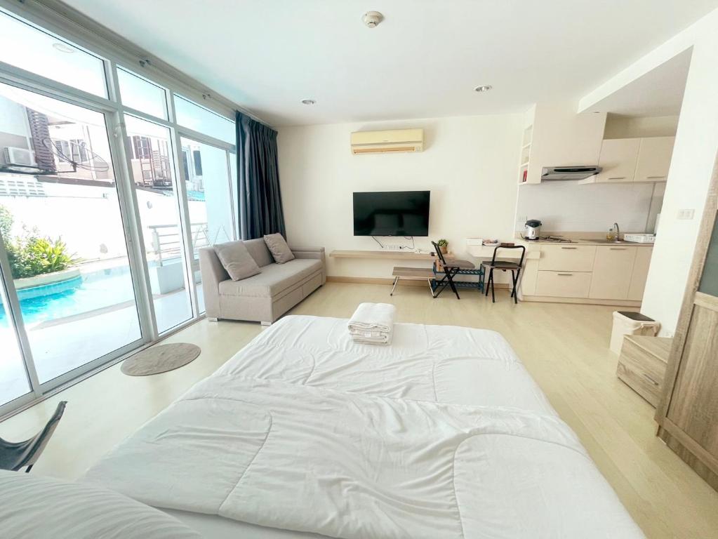Μια τηλεόραση ή/και κέντρο ψυχαγωγίας στο Condo The Beach Bangsaen 327-2 Pool-Access